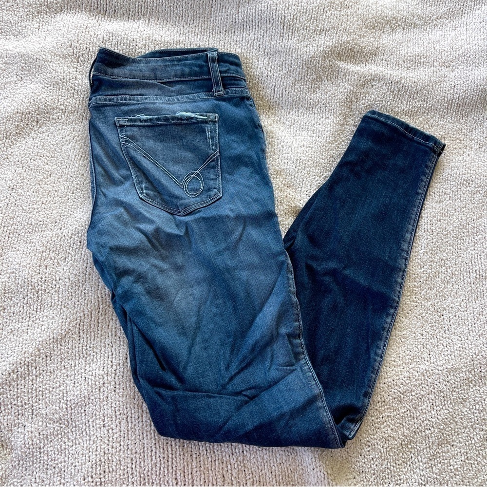 Bebe Signature distressed Medium Wash Skinny Jeans Size 30